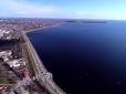 Готуються до руйнування греблі: Російські окупанти спускають воду з Каховського водосховища