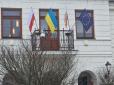 Московським холопам нейметься: У Польщі на мітингу проросійського політика зірвали та зганьбили прапор України (відео)