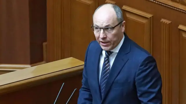 На майно наклали арешт: Під час обшуку в готельному номері Парубія знайшли два автомати Калашникова та два пістолети 