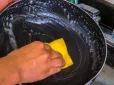 Стара сковорідка стане як нова - потрібен лише один лимон
