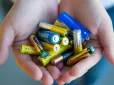 Ця звичка у декого ще досі є! Навіщо в СРСР клали батарейки в морозилку