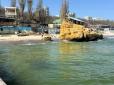 Наслідки російського удару торік: В Одесі море вкрите жовтими плямами та пахне соняшниковою олією (фото)